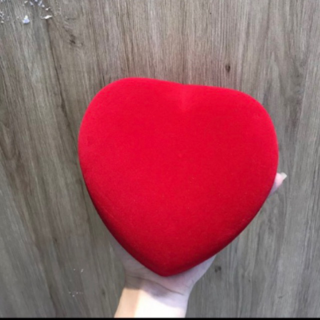 Hộp nhung đỏ trái tim trưng bày trang sức