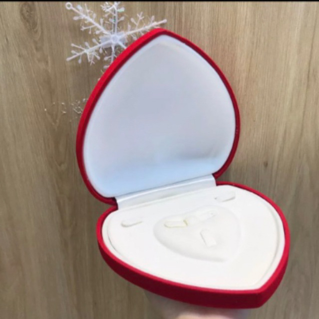 Hộp nhung đỏ trái tim trưng bày trang sức