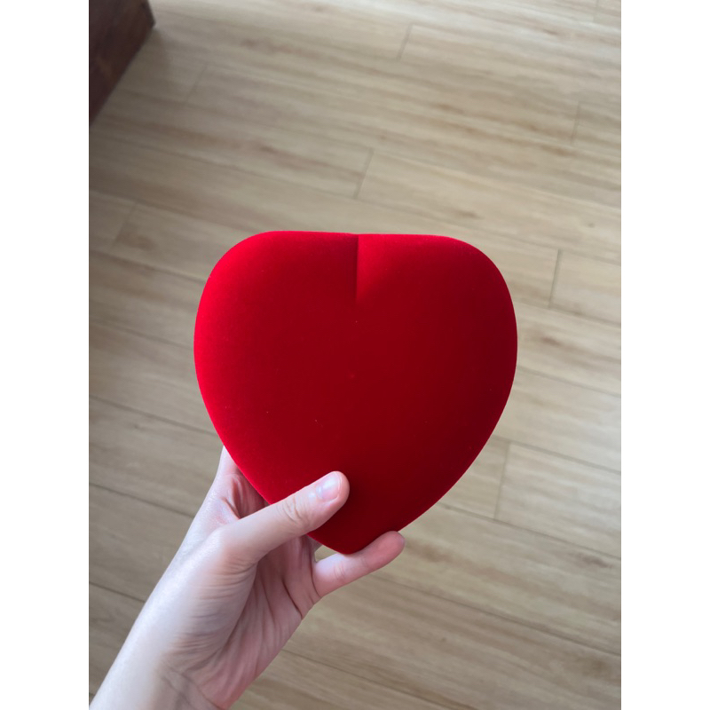 Hộp nhung đỏ trái tim trưng bày trang sức