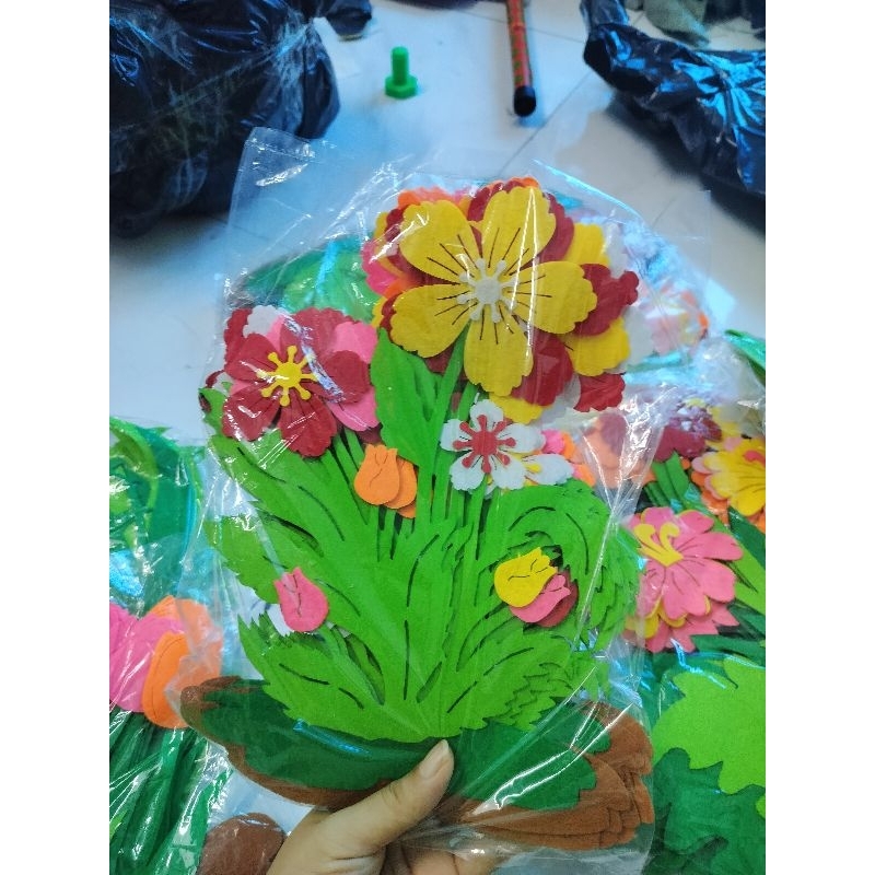 Bụi hoa nỉ trang trí lớp học