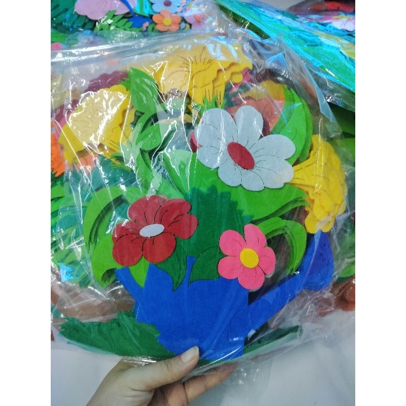 Bụi hoa nỉ trang trí lớp học