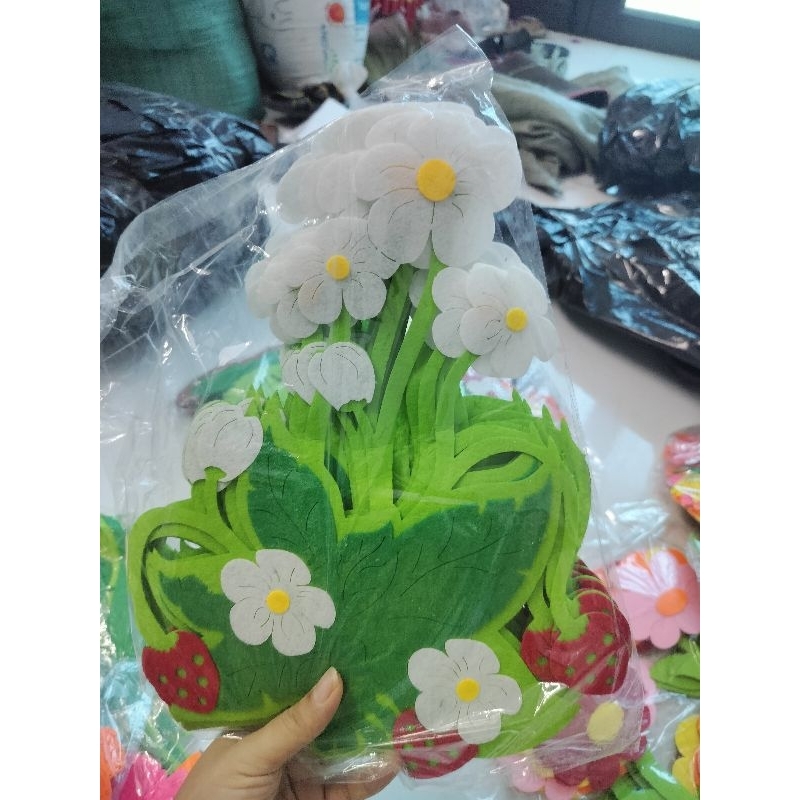 Bụi hoa nỉ trang trí lớp học