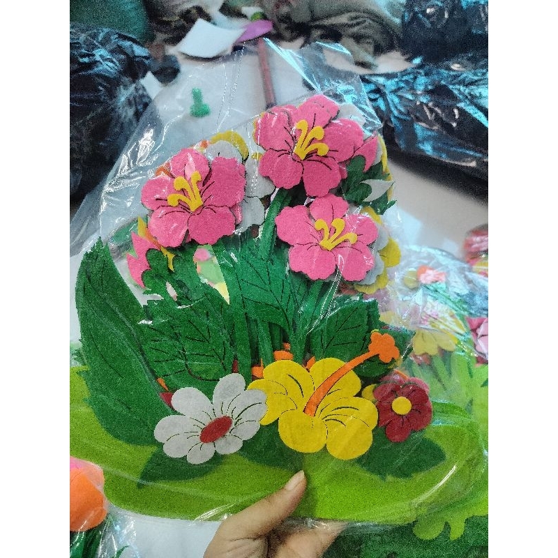 Bụi hoa nỉ trang trí lớp học