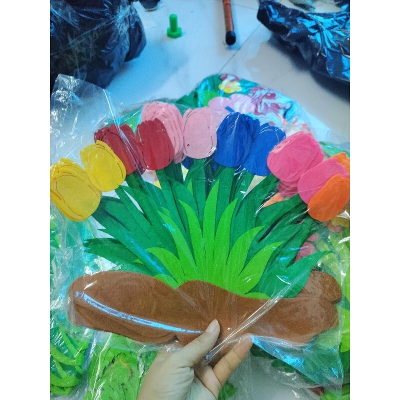 Bụi hoa nỉ trang trí lớp học