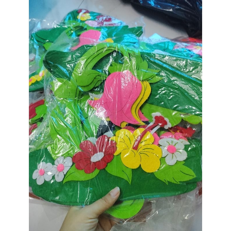 Bụi hoa nỉ trang trí lớp học