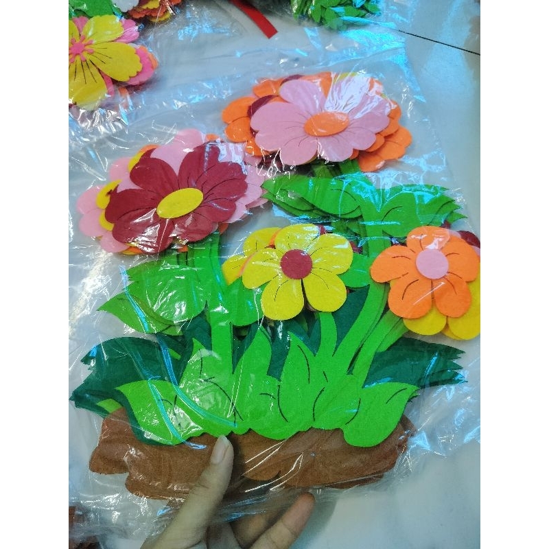 Bụi hoa nỉ trang trí lớp học