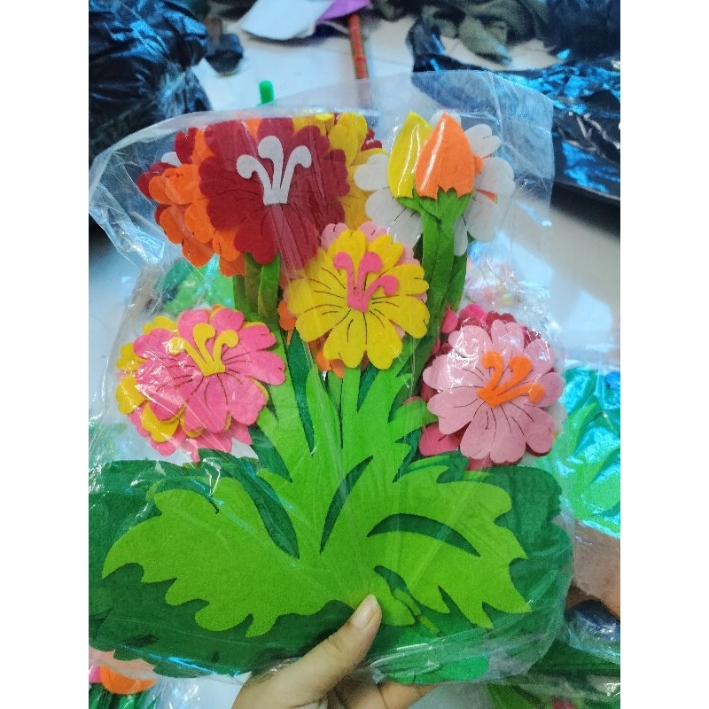 Bụi hoa nỉ trang trí lớp học