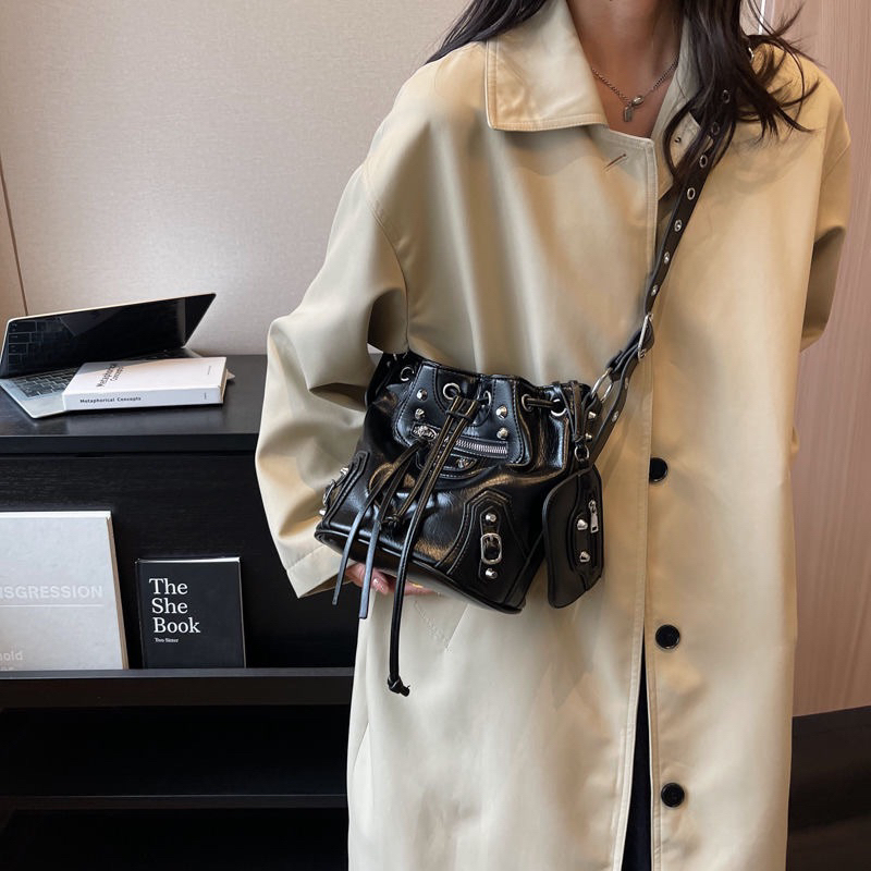 Thiết kế thích hợp thời trang túi xô đinh tán mát mẻ 2023 túi xe máy mới túi nữ thời trang cao cấp túi đeo chéo một vai