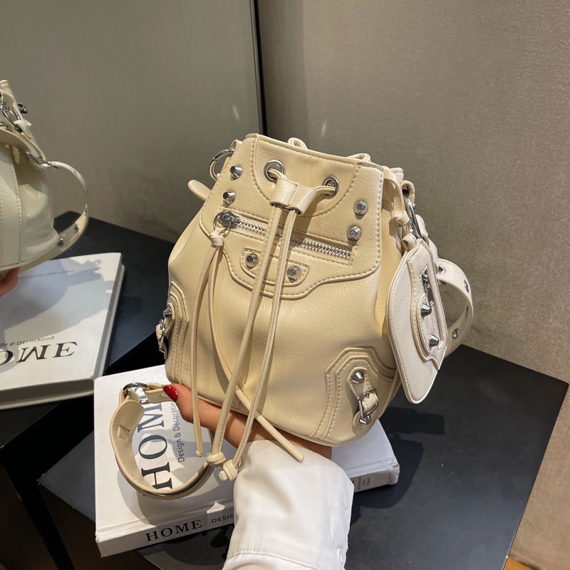Thiết kế thích hợp thời trang túi xô đinh tán mát mẻ 2023 túi xe máy mới túi nữ thời trang cao cấp túi đeo chéo một vai
