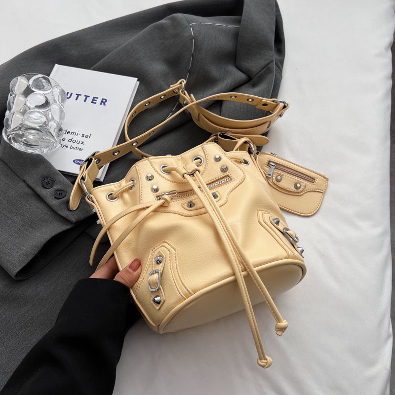 Thiết kế thích hợp thời trang túi xô đinh tán mát mẻ 2023 túi xe máy mới túi nữ thời trang cao cấp túi đeo chéo một vai