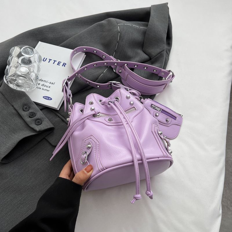 Thiết kế thích hợp thời trang túi xô đinh tán mát mẻ 2023 túi xe máy mới túi nữ thời trang cao cấp túi đeo chéo một vai