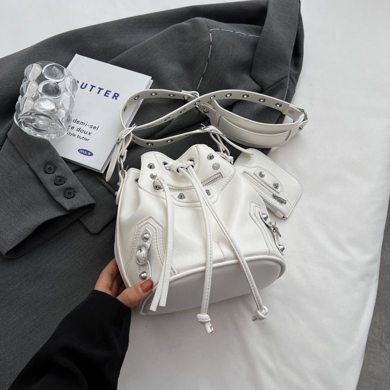 Thiết kế thích hợp thời trang túi xô đinh tán mát mẻ 2023 túi xe máy mới túi nữ thời trang cao cấp túi đeo chéo một vai