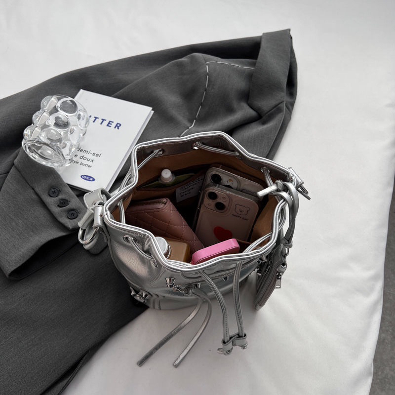 Thiết kế thích hợp thời trang túi xô đinh tán mát mẻ 2023 túi xe máy mới túi nữ thời trang cao cấp túi đeo chéo một vai