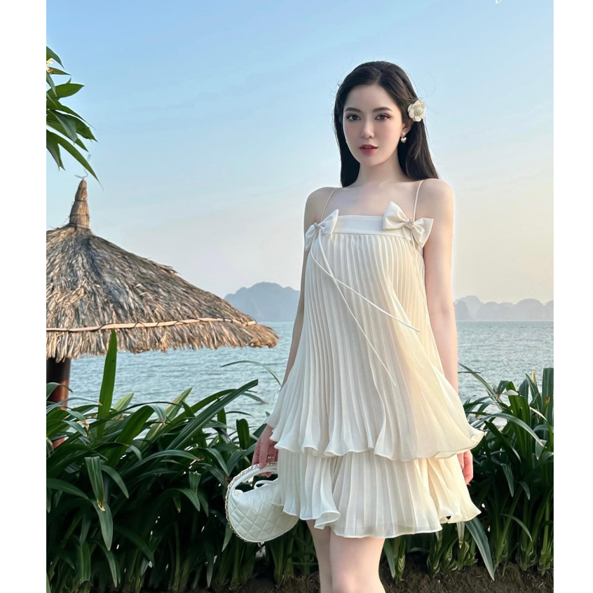 Váy hai dây dập ly nhiều tầng đính nơ đá, Đầm hai dây đi biển 2 lớp màu trắng sữa cao cấp DELIZ STUDIO
