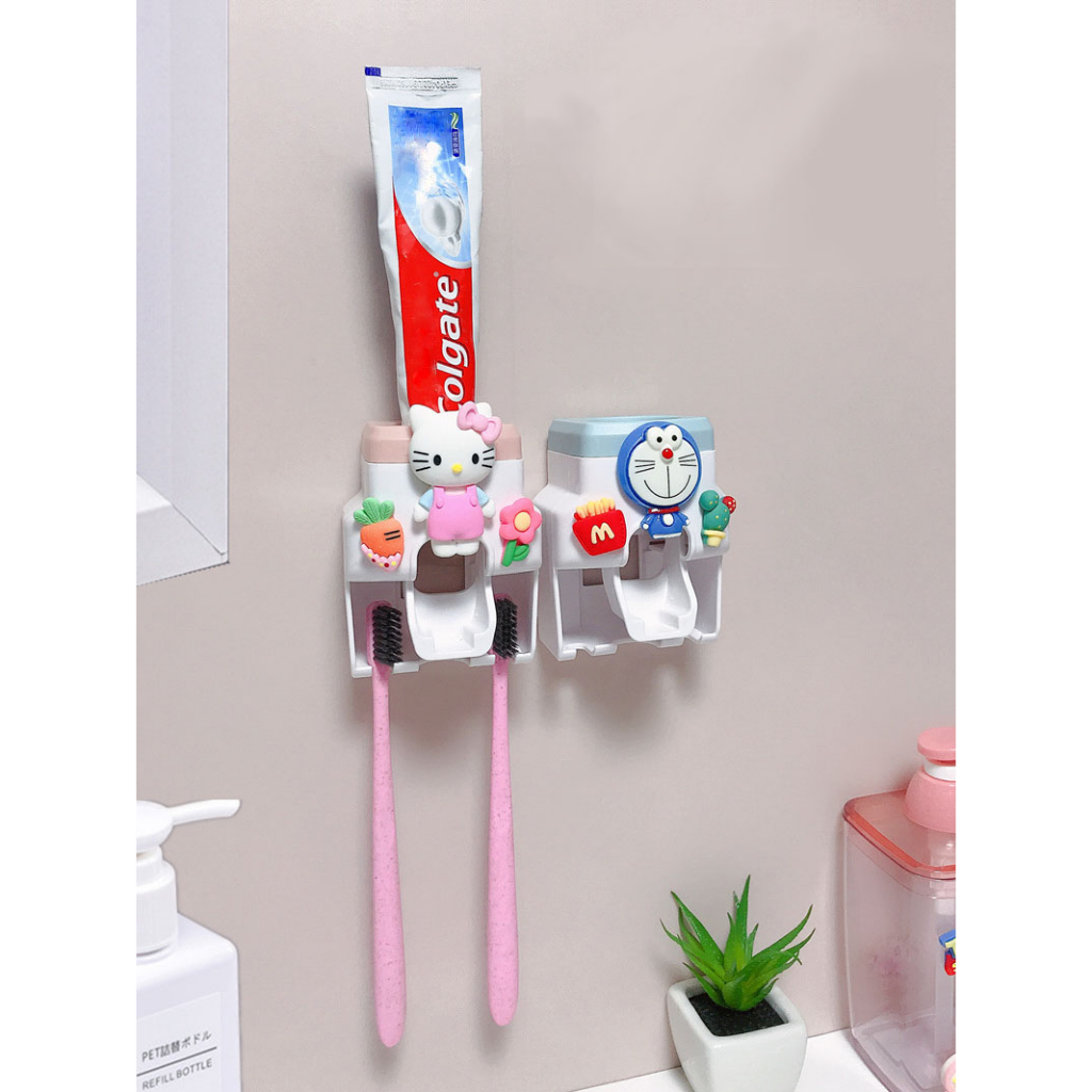 Dụng cụ nặn kem đánh răng cho bé có kèm treo bàn chải hình xinh xắn giúp bé dễ dàng lấy kem đánh răng và thích đánh răng