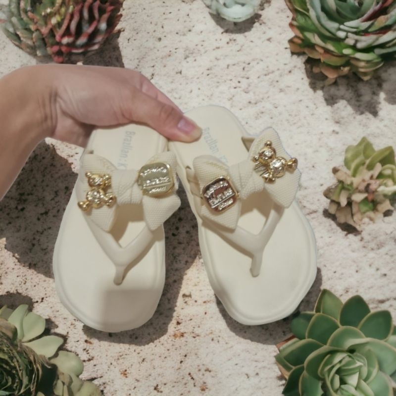 Dép xỏ ngón bé gái đế cao siêu mềm, nơ gấu dâu siêu nhẹ mềm êm chân