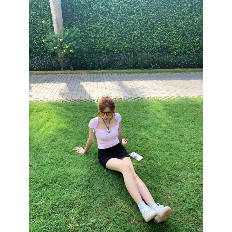 Áo thun cổ vuông tay ngắn phù hợp với mùa hè, chất thun tăm co giãn.