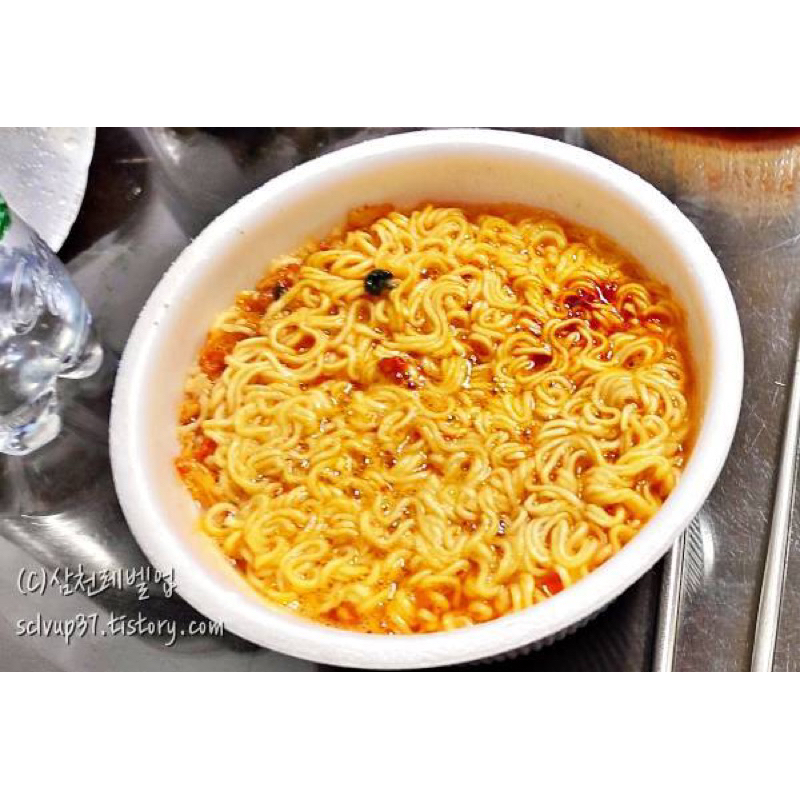 MÌ VỊ CANH BÒ HẦM VÀ KIM CHI HÀN QUỐC YUKGAEJANG 86g
