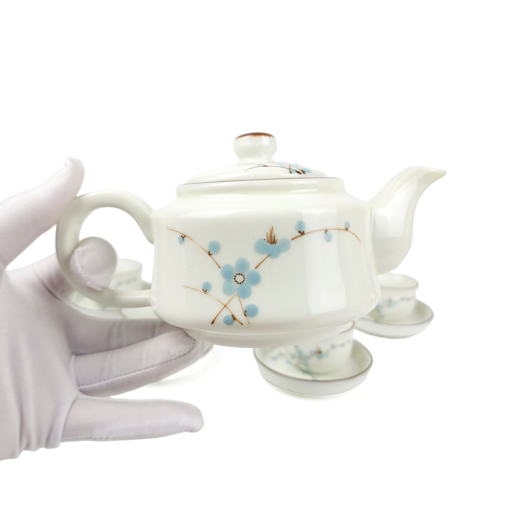 Bộ Ấm Trà Gốm Sứ Bát Tràng Linh Khang Men Kem Dáng Vuông Hoạ Tiết Đào Xanh Vẽ Tay Cao Cấp