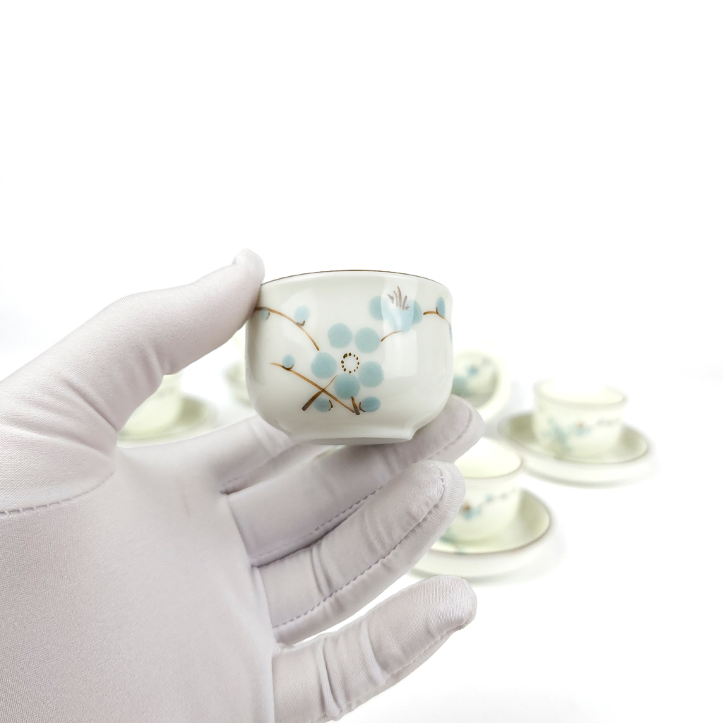 Bộ Ấm Trà Gốm Sứ Bát Tràng Linh Khang Men Kem Dáng Vuông Hoạ Tiết Đào Xanh Vẽ Tay Cao Cấp