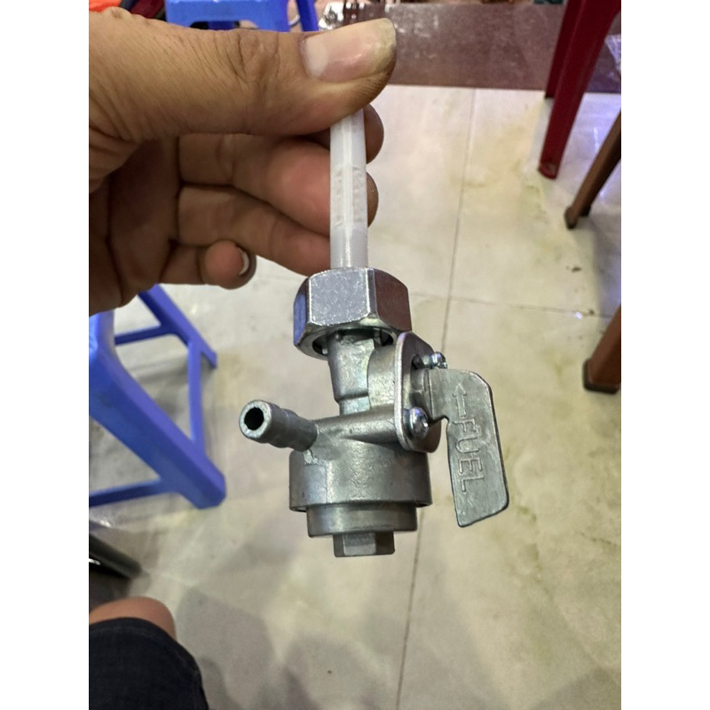 Khoá binh xăng, khoá nhiên liệu máy phát điện 2,5 - 5kw
