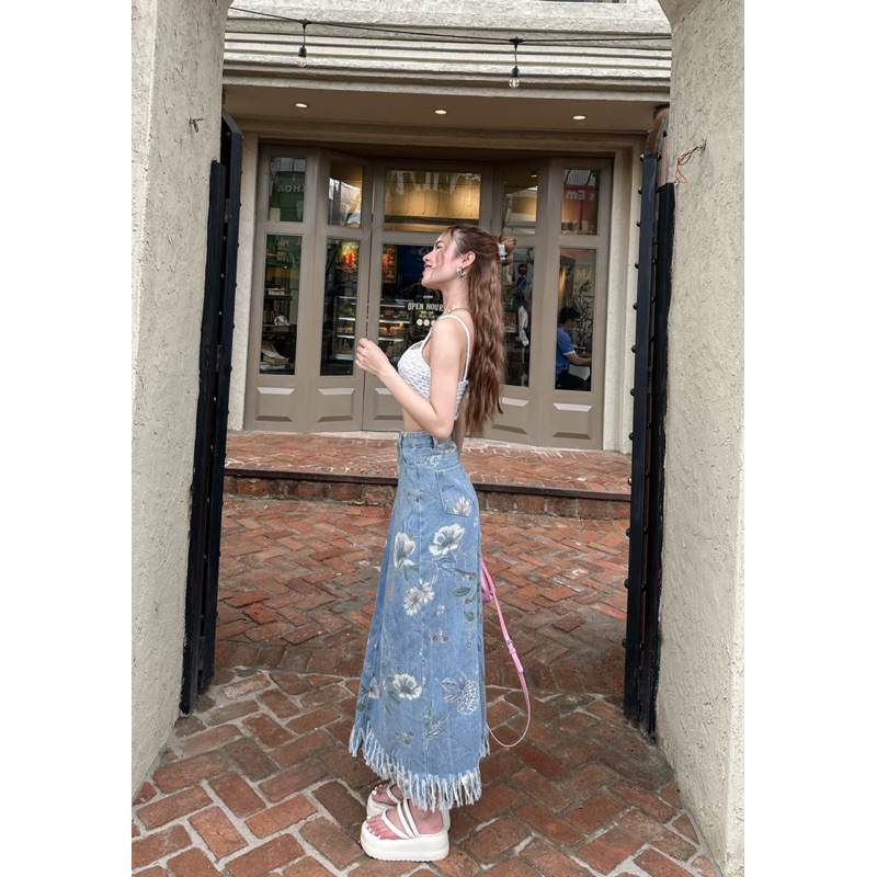 Chân váy jean hoa văn tua rua