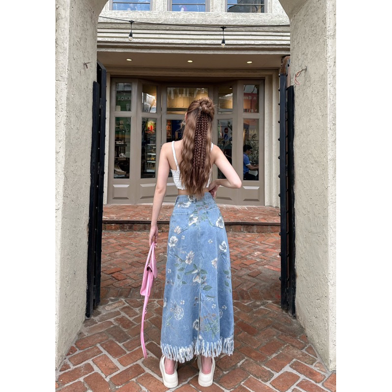 Chân váy jean hoa văn tua rua