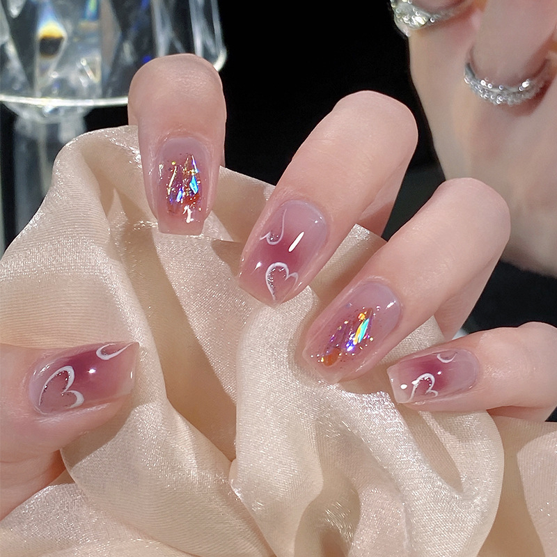 Móng tay giả Chinaa Nii form ngắn màu hồng họa tiết trái tim.