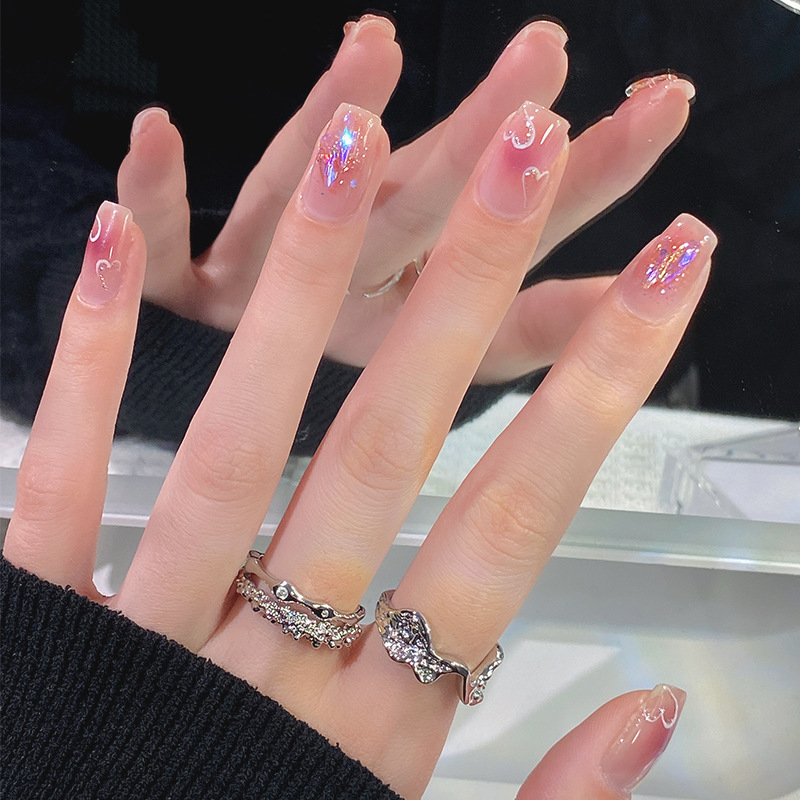 Móng tay giả Chinaa Nii form ngắn màu hồng họa tiết trái tim.