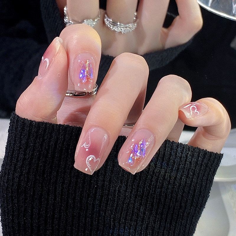 Móng tay giả Chinaa Nii form ngắn màu hồng họa tiết trái tim.