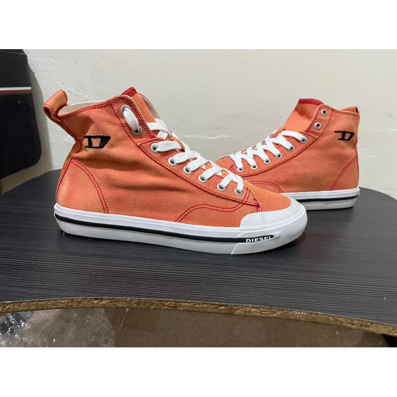 Giày cao cổ màu cam diesel