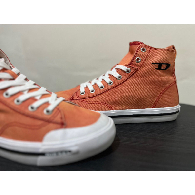 Giày cao cổ màu cam diesel