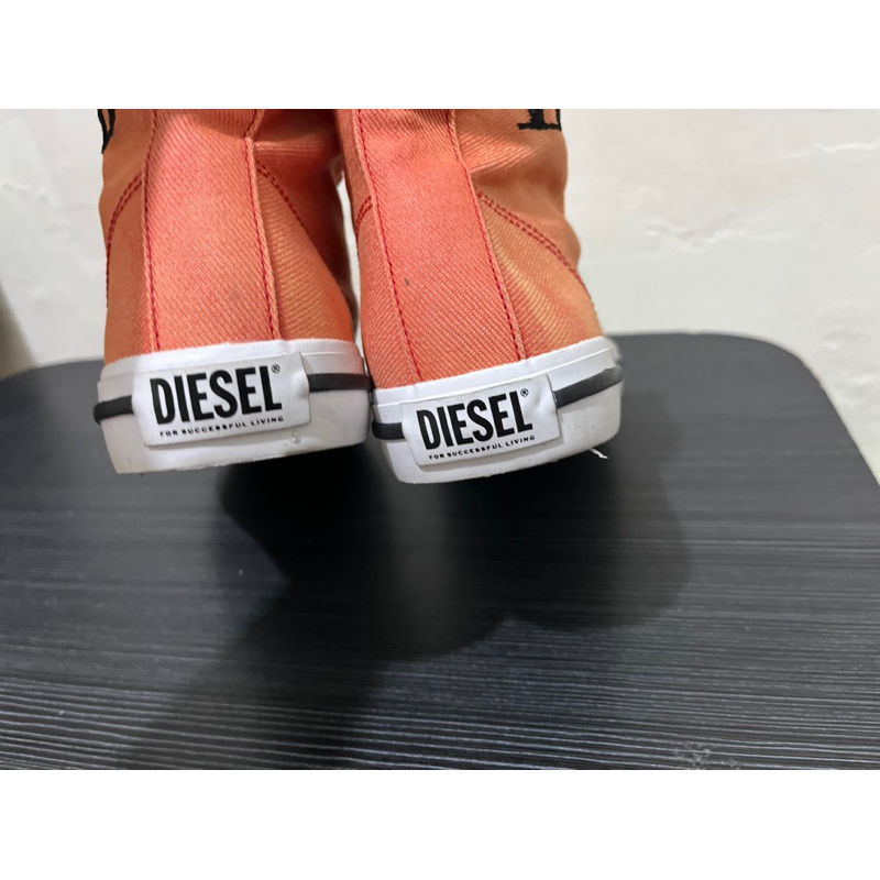 Giày cao cổ màu cam diesel