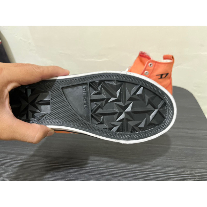 Giày cao cổ màu cam diesel