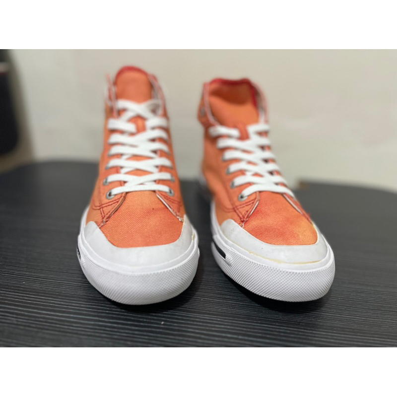 Giày cao cổ màu cam diesel