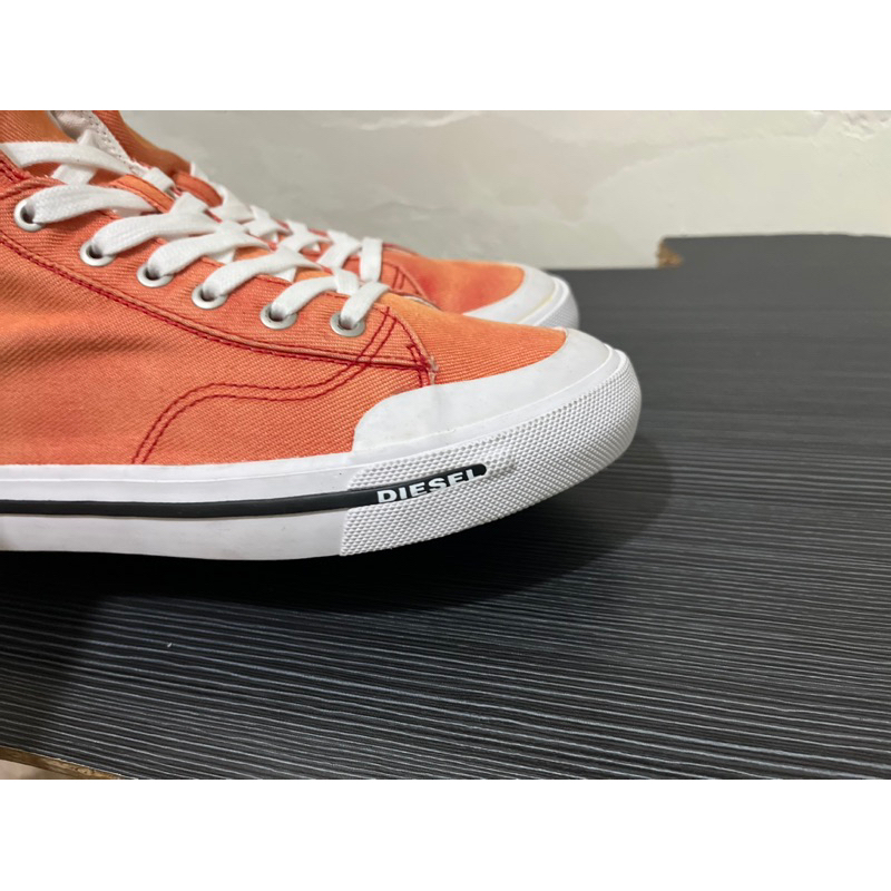 Giày cao cổ màu cam diesel