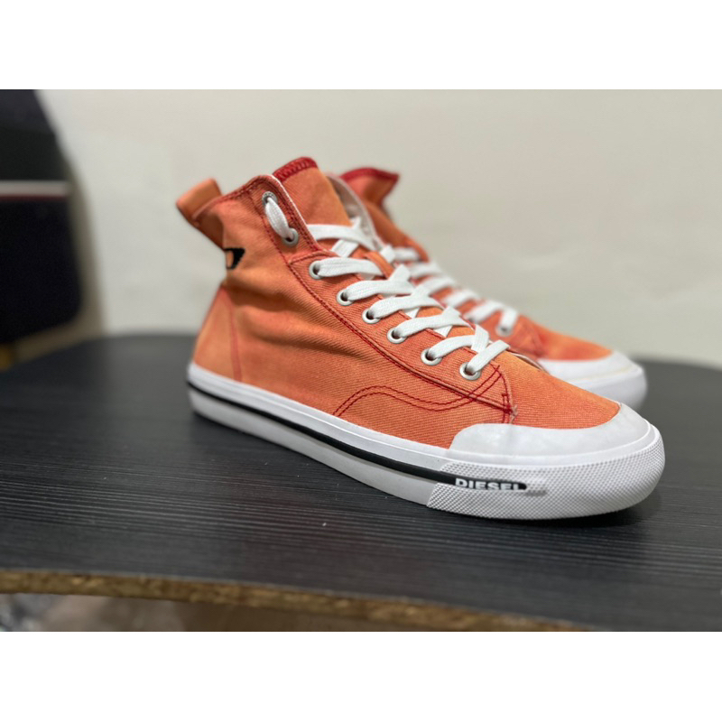 Giày cao cổ màu cam diesel