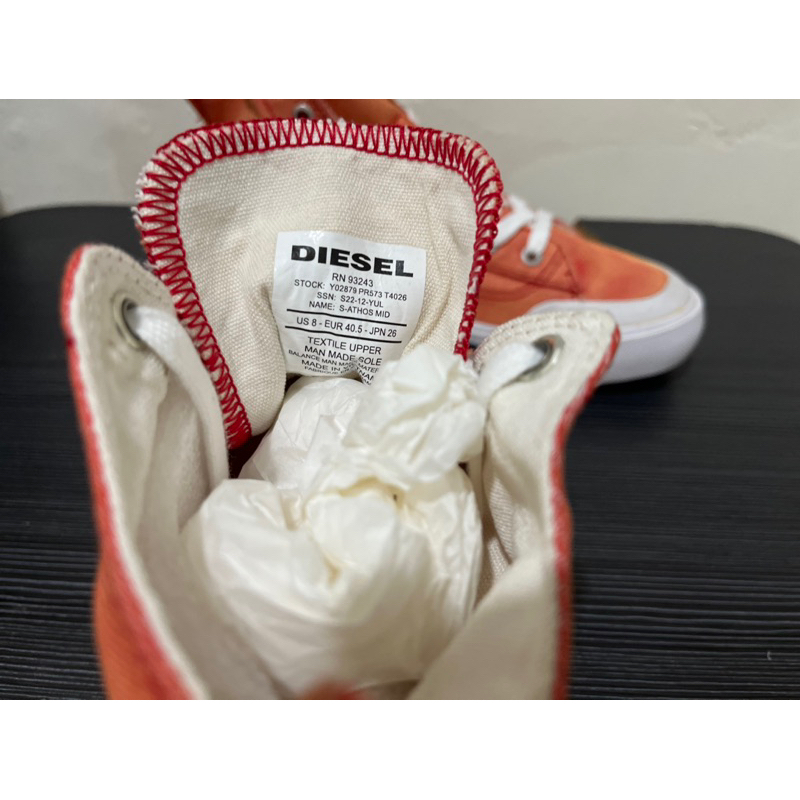 Giày cao cổ màu cam diesel