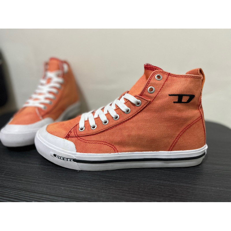 Giày cao cổ màu cam diesel