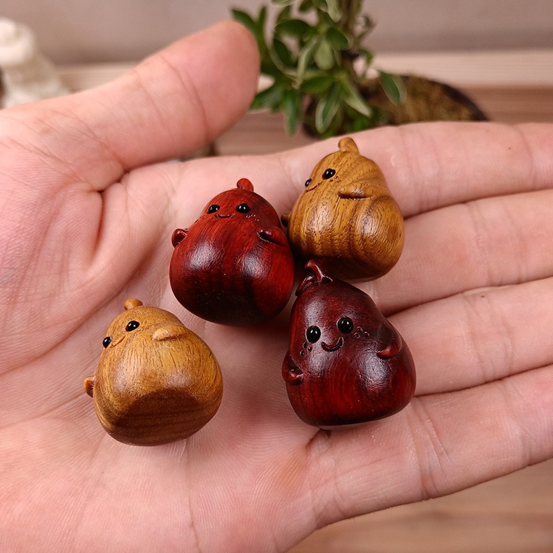 Móc khoá gỗ đàn hương hình quả lê tặng kèm dây treo