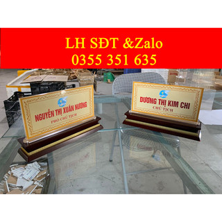 Biển chức danh mặt mica đế gỗ kt 12x24cm, bảng chức danh để bàn , kệ chức danh mica đế gỗ, biển tên đế gỗ