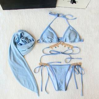 Set bikini 3 mảnh có kèm khăn quấn .