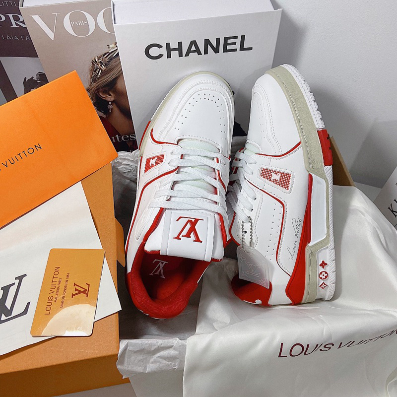 GIÀY LV TRAINER #54 TRẮNG ĐỎ LAI AU SS23 - Giày LV Trắng Viền Đỏ Cao Cấp Bản Mới