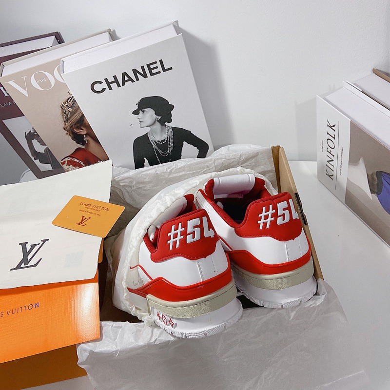 GIÀY LV TRAINER #54 TRẮNG ĐỎ LAI AU SS23 - Giày LV Trắng Viền Đỏ Cao Cấp Bản Mới