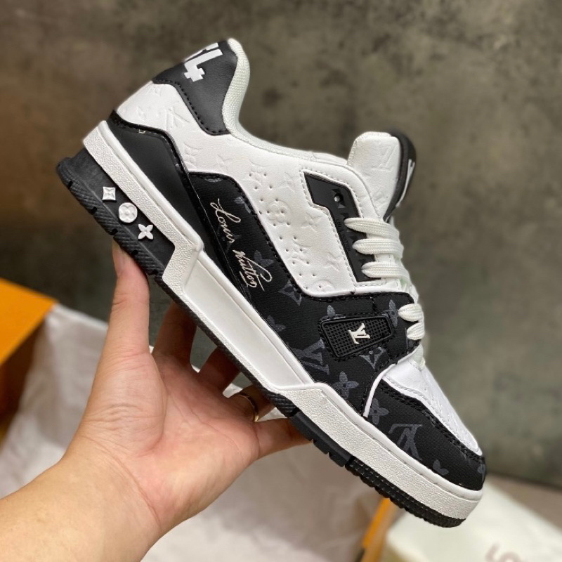 GIÀY LV TRAINER SNEAKER WHITE BLACK CAVAS BẢN MỚI SS23 LAI AU - LV TRẮNG ĐEN