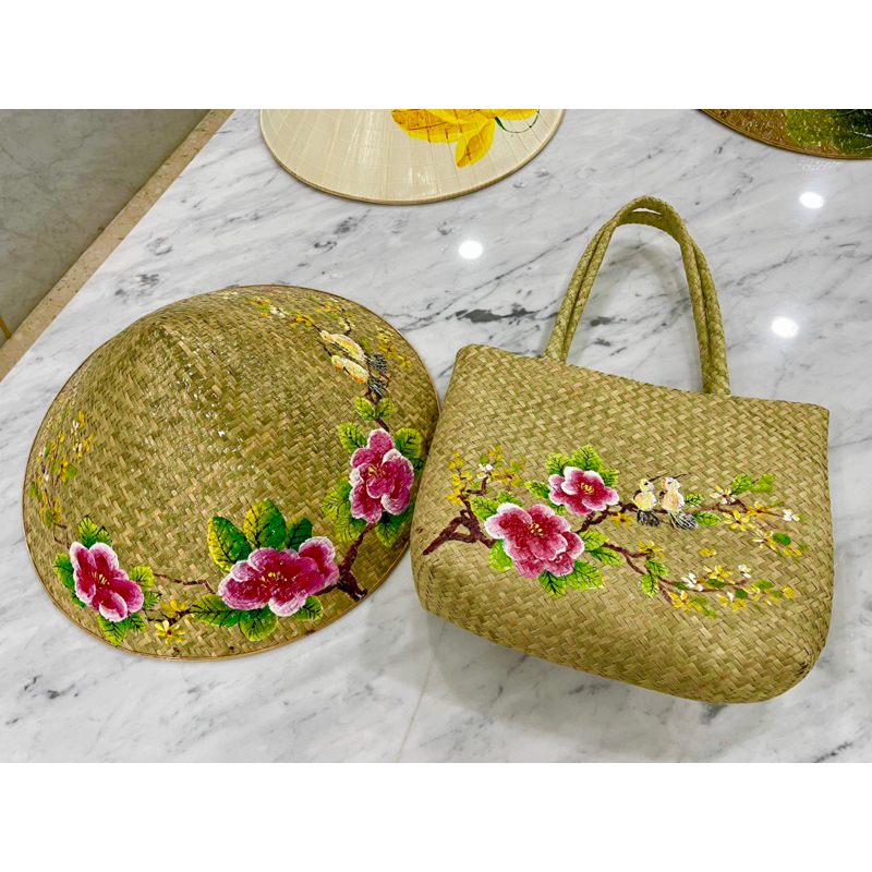 Nón và giỏ xách cỏ bàng