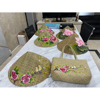 Nón và giỏ xách cỏ bàng