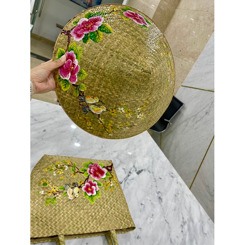 Nón và giỏ xách cỏ bàng