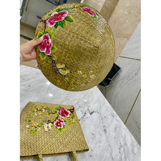 Nón và giỏ xách cỏ bàng