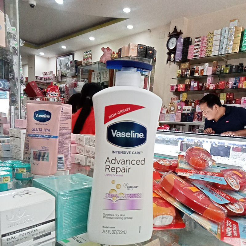 Dưỡng thể Vaseline Intensive Care Advanced Repair Lightly Scented Body Lotion 725ml